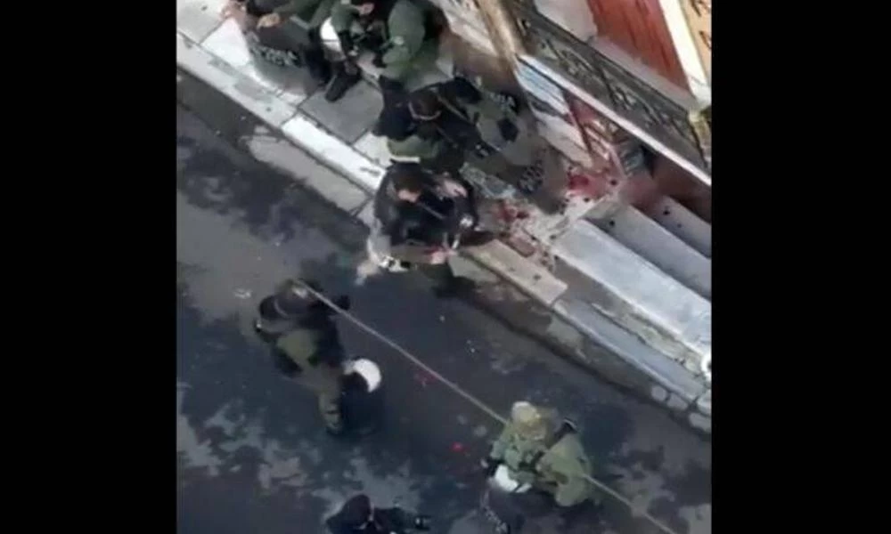 ΕΔΕ για τον αστυνομικό που έπαιζε με την ανθοδέσμη για τον Γρηγορόπουλο